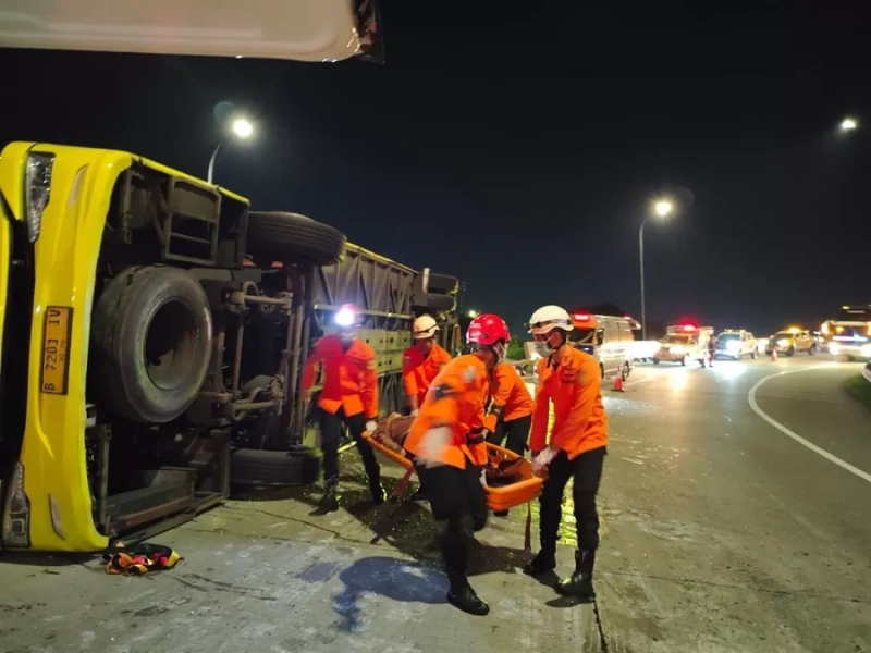 Bus Terguling Tol Semarang