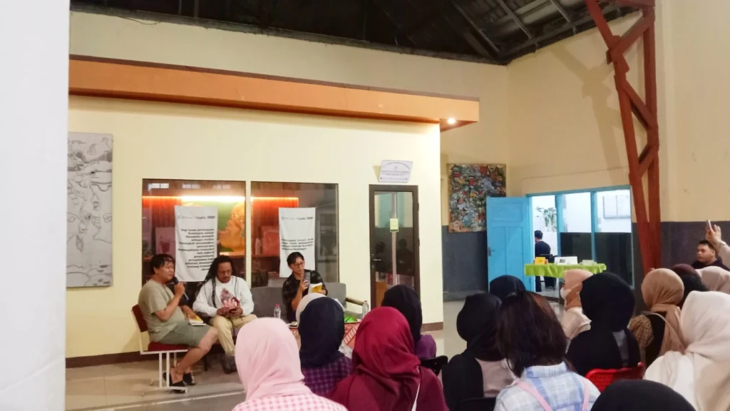 Diskusi Sastra di re//trace Kuningan