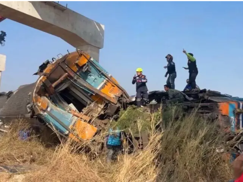 Crane Kereta Roboh Thailand