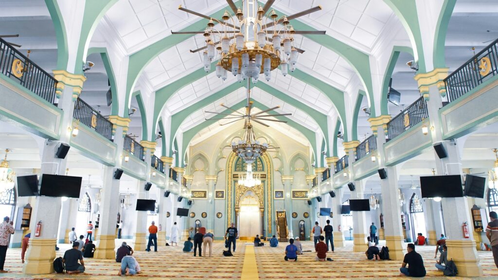 Suasana jamaah sedang beribadah di dalam masjid yang tenang sebagai bagian dari Persiapan Ramadhan 2026.