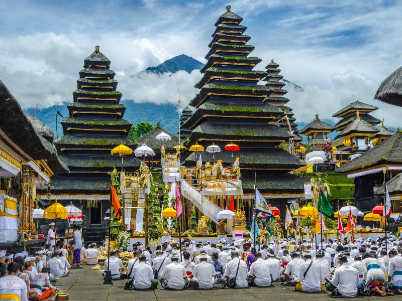 Bali dan Lombok masih jadi destinasi favorit saat libur tahun baru imlek.
