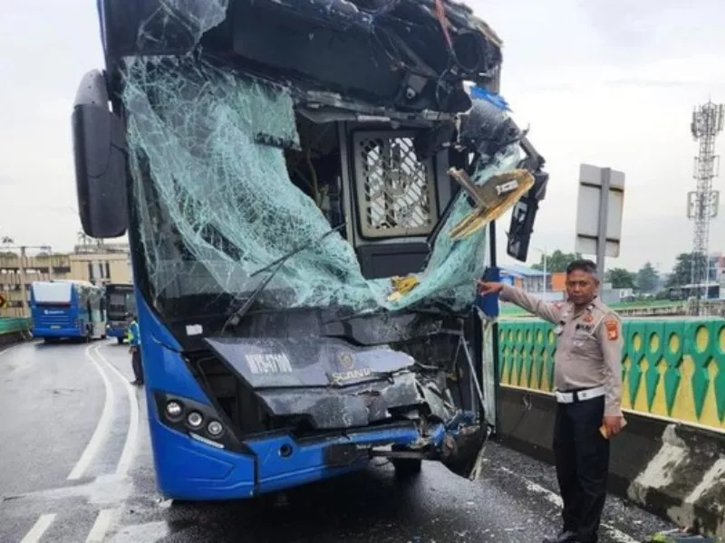 Bus Transjakarta Adu Banteng di Koridor 13