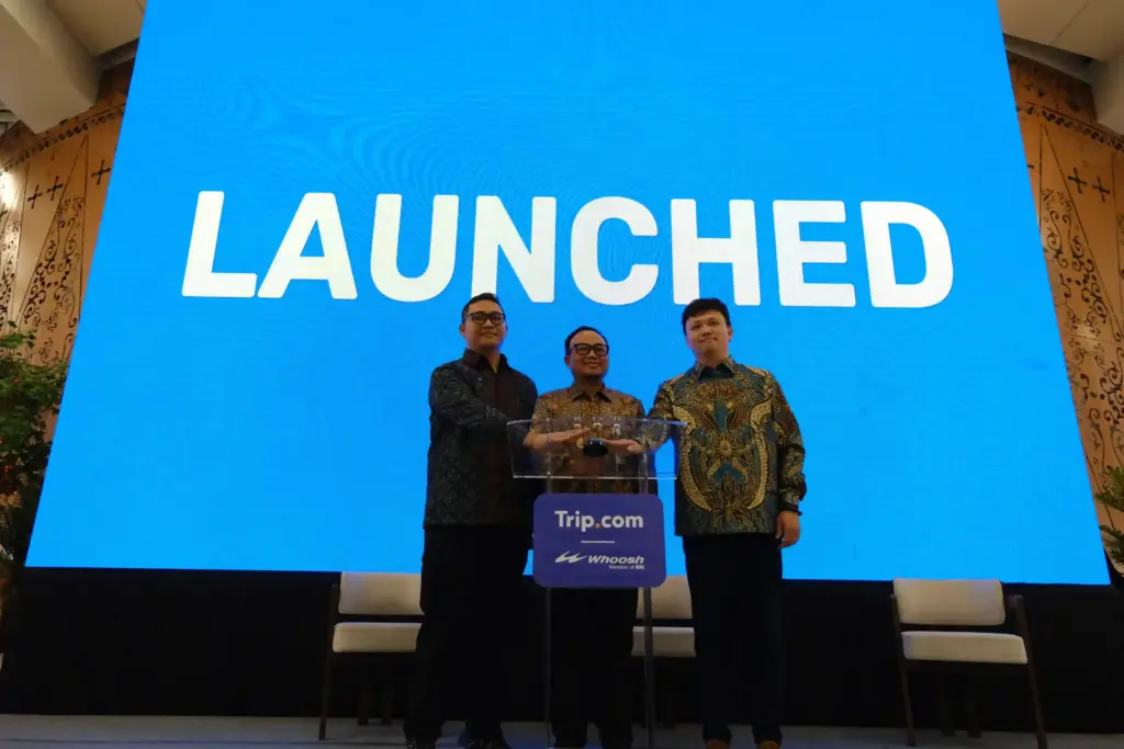 Peresmian integrasi layanan tiket kereta cepat Whoosh kolaborasi PT KCIC dengan Trip.com kiri-kanan: Krishna Arya, General Manager Trip.com Indonesia, Dwiyana Slamet Riyadi, Direktur Utama KCIC, dan Ian Luo, Global Commercial Head, International Train Business, Trip.com Group di Stasiun KCIC Halim Perdanakusuma, Jakarta, Kamis (12/2/2026).