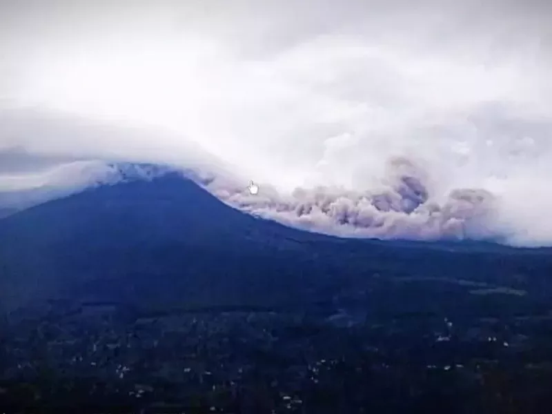 Gunung Semeru Erupsi
