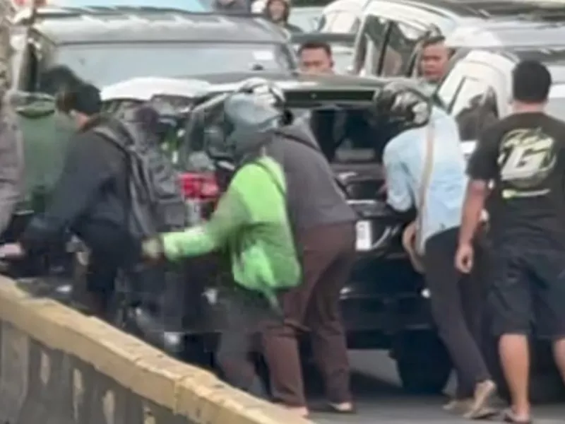 Mobil Lawan Arah Jakpus