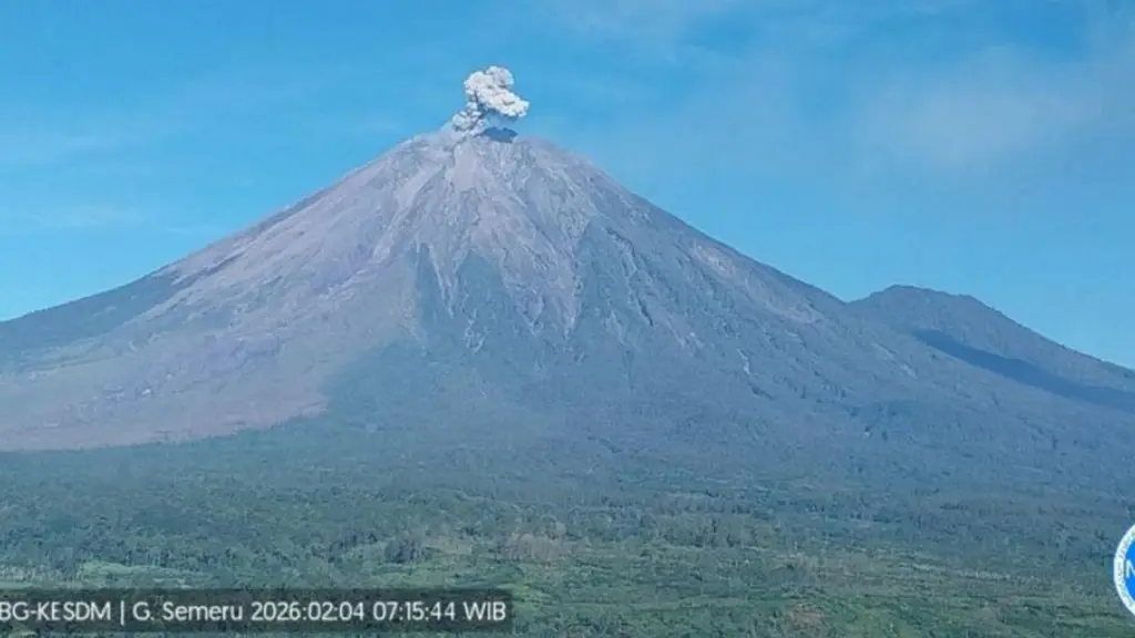 gunung semeru kembali erupsi