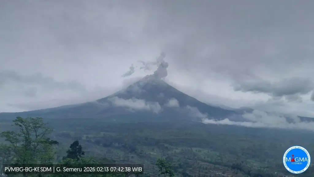 gunung semeru meletus