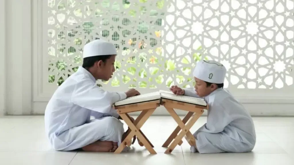 Dua anak Muslim sedang mengaji sebagai persiapan spiritual dan doa menyambut bulan Ramadhan sesuai sunnah di masjid.
