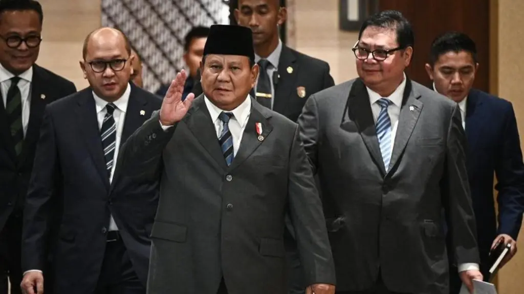 hukum lawan politik