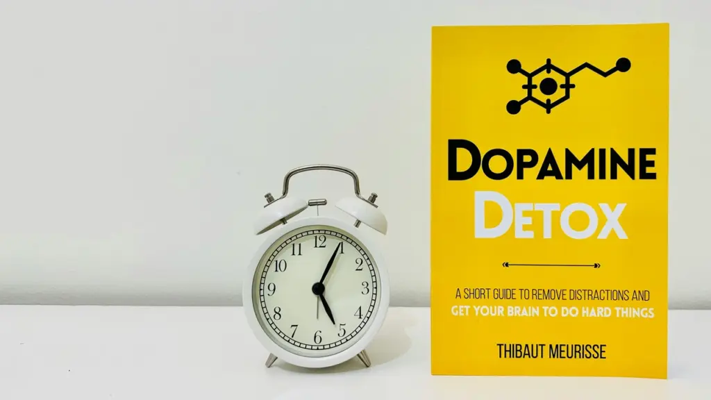 Buku agenda atau bullet journal yang terbuka dengan catatan rapi dan spidol kuning, simbol perencanaan jangka panjang untuk melawan mitos kepuasan instan Generasi Z.