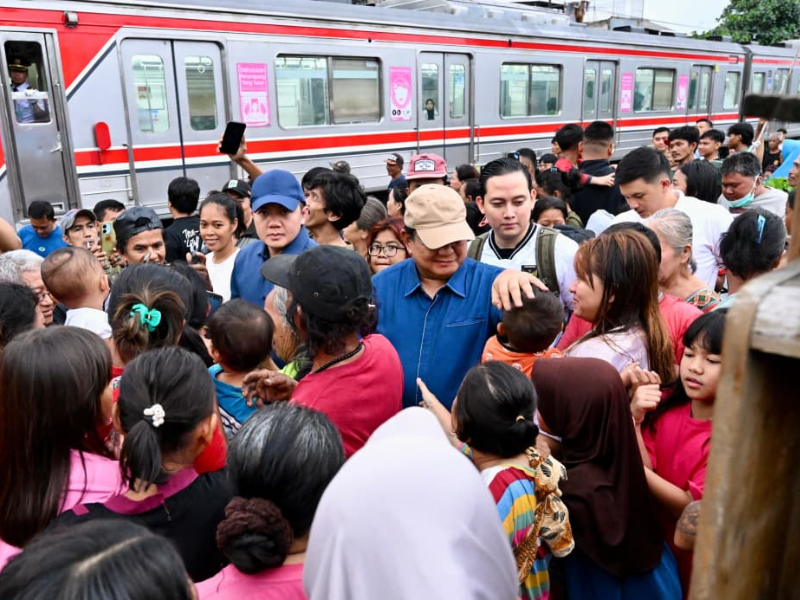 Prabowo Blusukan Bantaran Rel Senen