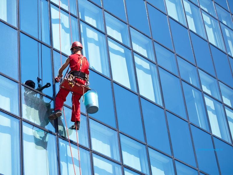 Pekerja Pembersih Gedung Surabaya Tewas