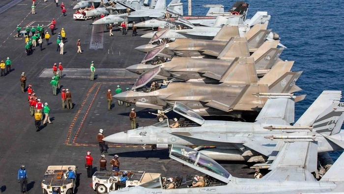 serangan drone Iran terhadap kapal induk AS