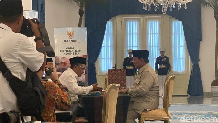Prabowo bayar zakat bersama menteri