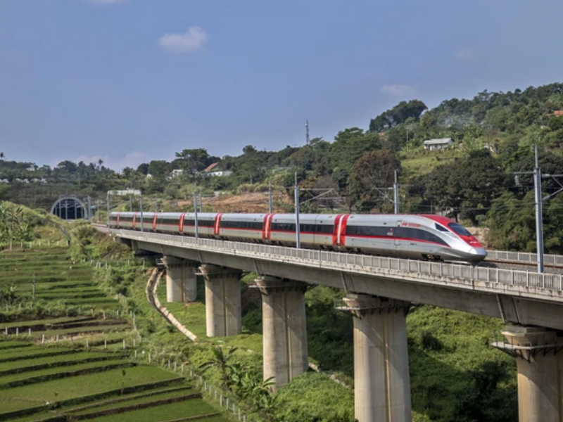 Whoosh Berhenti di Kopo Bandung
