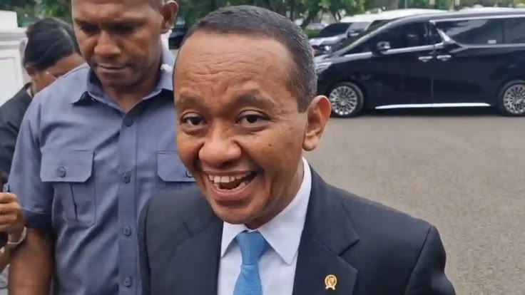 Bahlil Disebut Hanya Ketawa-Ketawa Dengar Lagu “Mas Bahlil Ganteng”, Respons Santainya Jadi Sorotan Publik