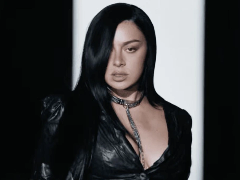 Charli XCX Rilis SS26