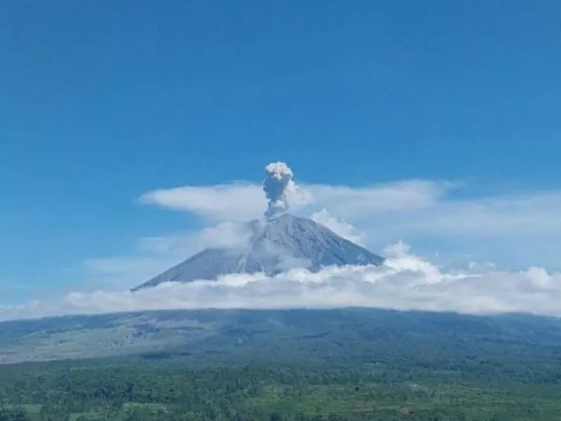 Gunung Semeru Erupsi