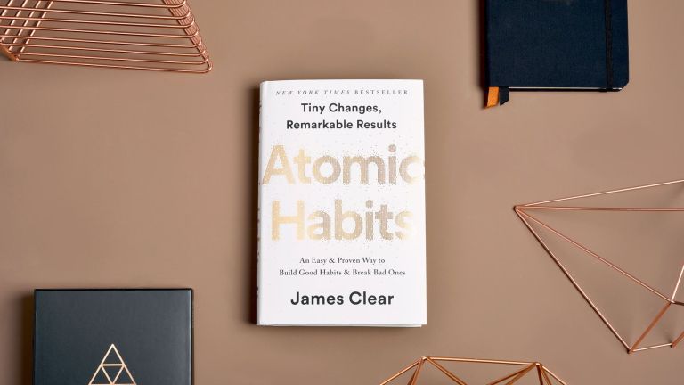 Cara Gen Z Mengatur Uang Pertama: “Atomic Habits” Kebiasaan Finansial
