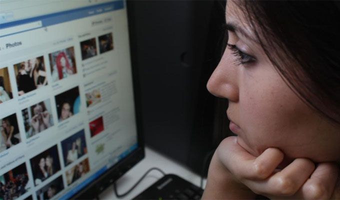 Ternyata Banyak Orang Hanya Terlihat Bahagia Online