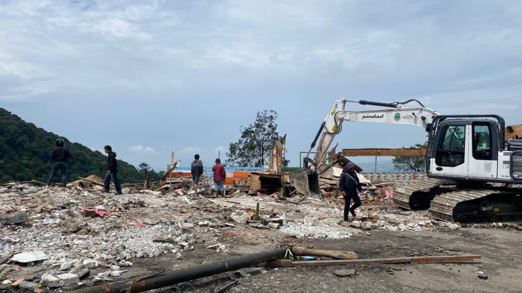Bangunan Puncak Cianjur Dibongkar
