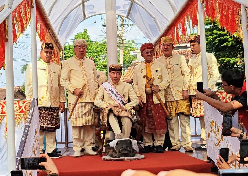 Jokowi Gelar Adat Lampung