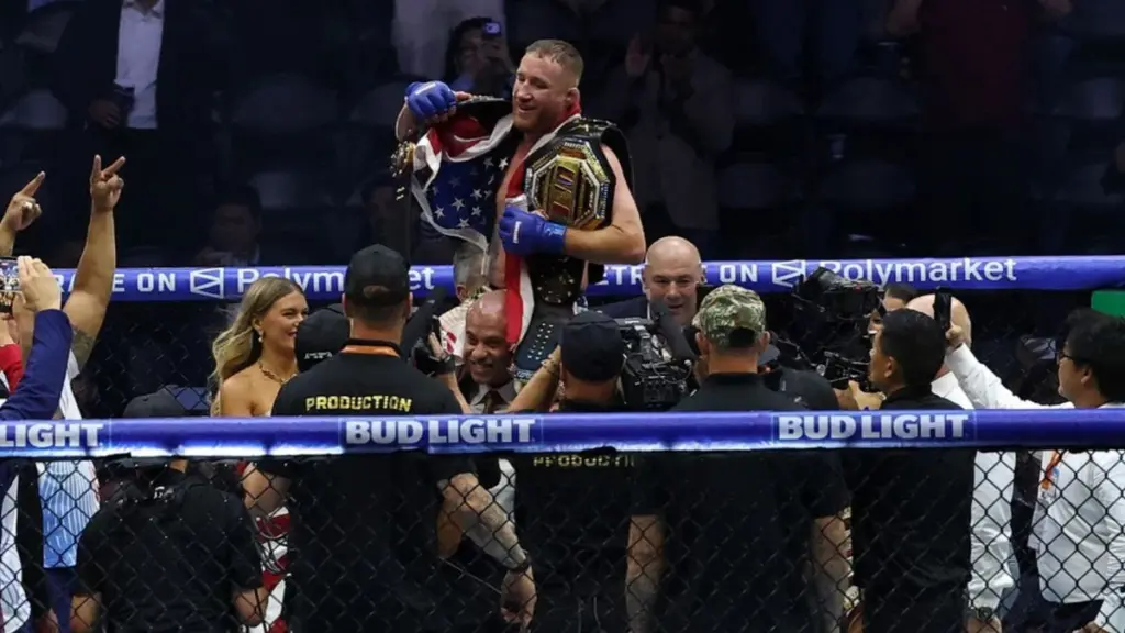 Justin Gaethje Rebut Sabuk UFC