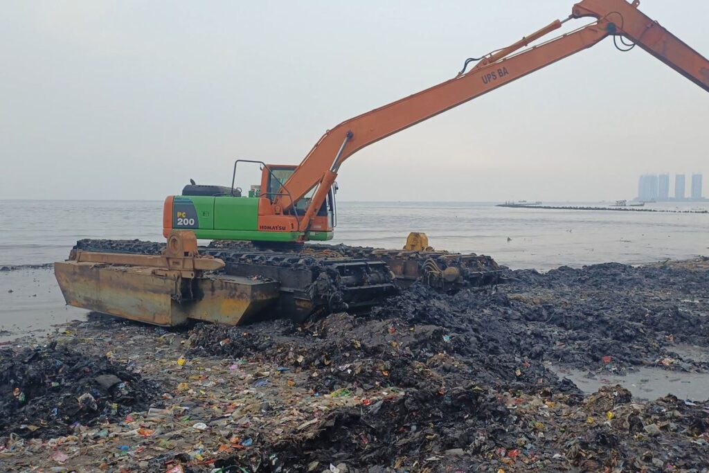 Pulau Sampah Muara Angke Dibersihkan
