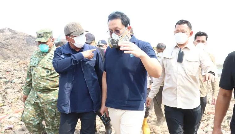 Warga Tangerang Masker TPA Jatiwaringin