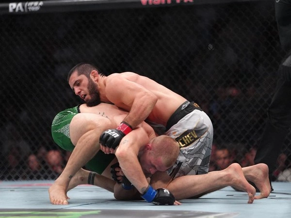 Islam Makhachev Gelar UFC 330