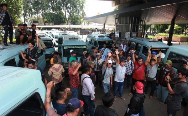 Sopir Angkot M44