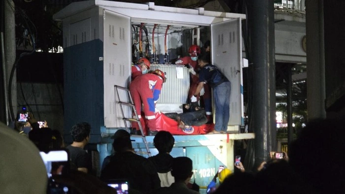 Bau Busuk Gardu LRT Pancoran