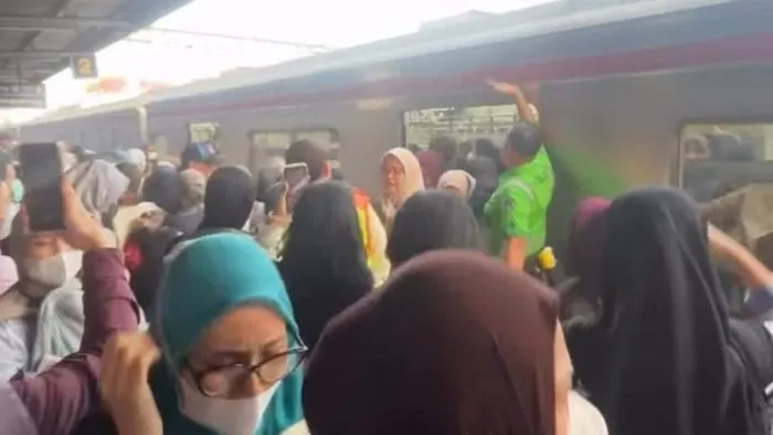 Ponsel Terbakar KRL