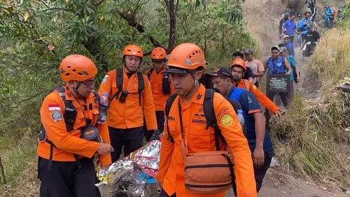 Pendaki Gunung Agung Jatuh