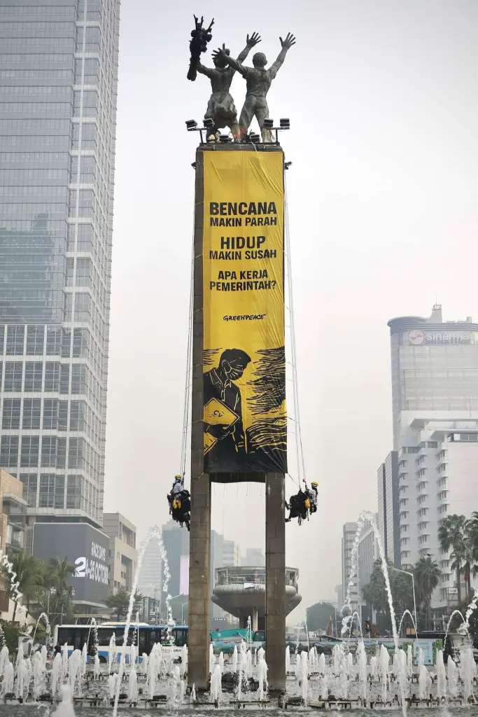 Banner Protes Greenpeace