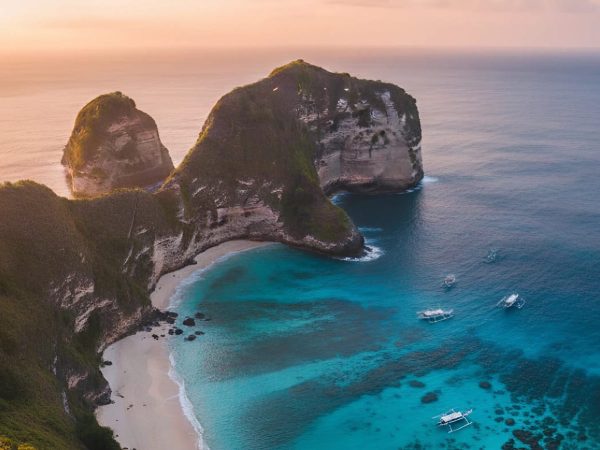 Pemandangan tebing Kelingking Beach di Nusa Penida saat sunset, rekomendasi destinasi akhir tahun 2025.