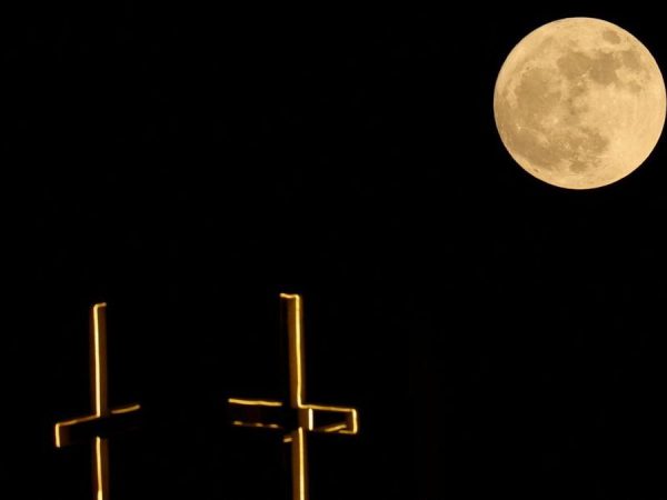 Strawberry Moon Hiasi Langit Dunia, Ini Fakta di Balik Bulan Purnama yang Viral
